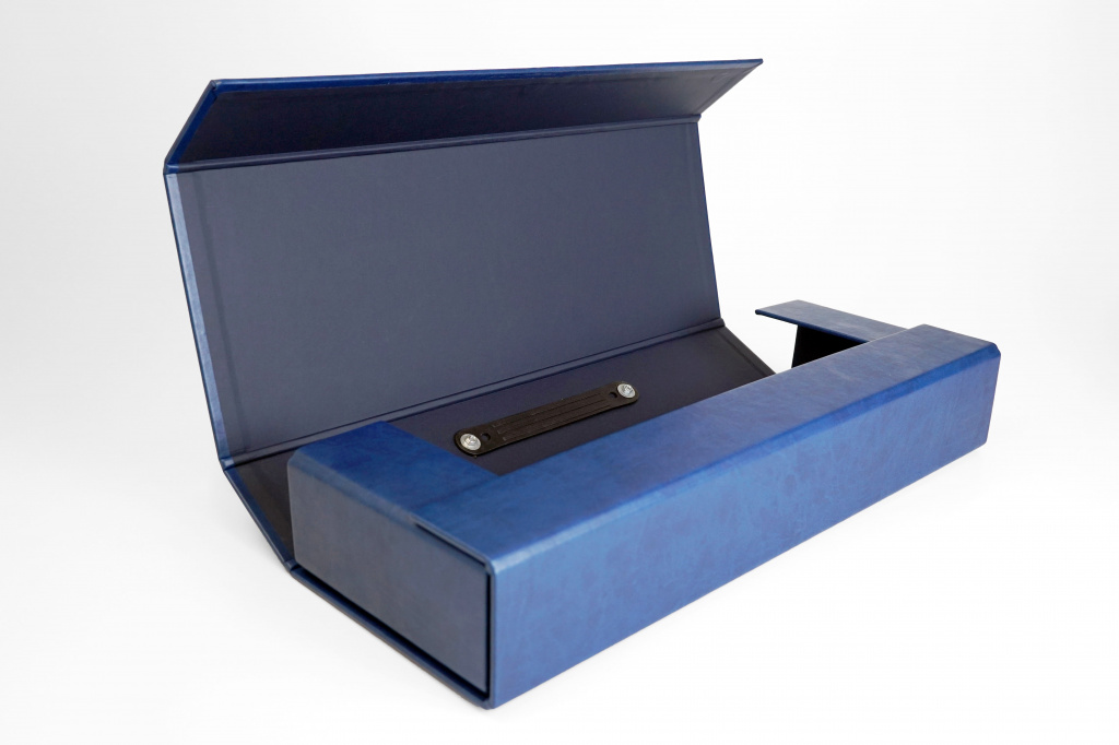Картонная коробка чемодан с ручкой