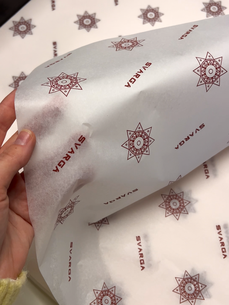 Пример дизайна тишью с логотипом для премиальной упаковки — Integra