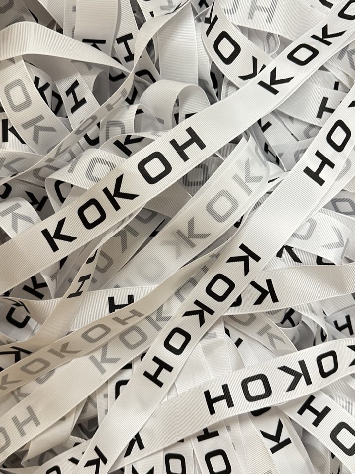 Приклади брендованих стрічок з логотипом, надрукованих шовкодруком