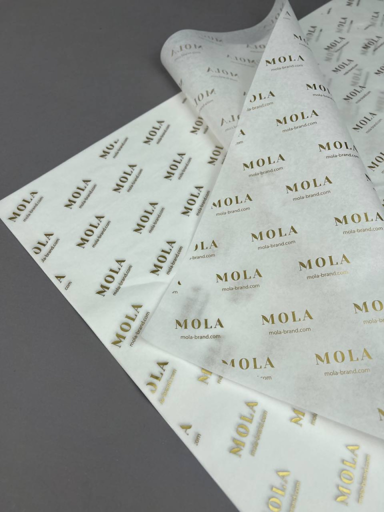 Паттерн из повторяющихся логотипов на тишью для брендированной упаковки